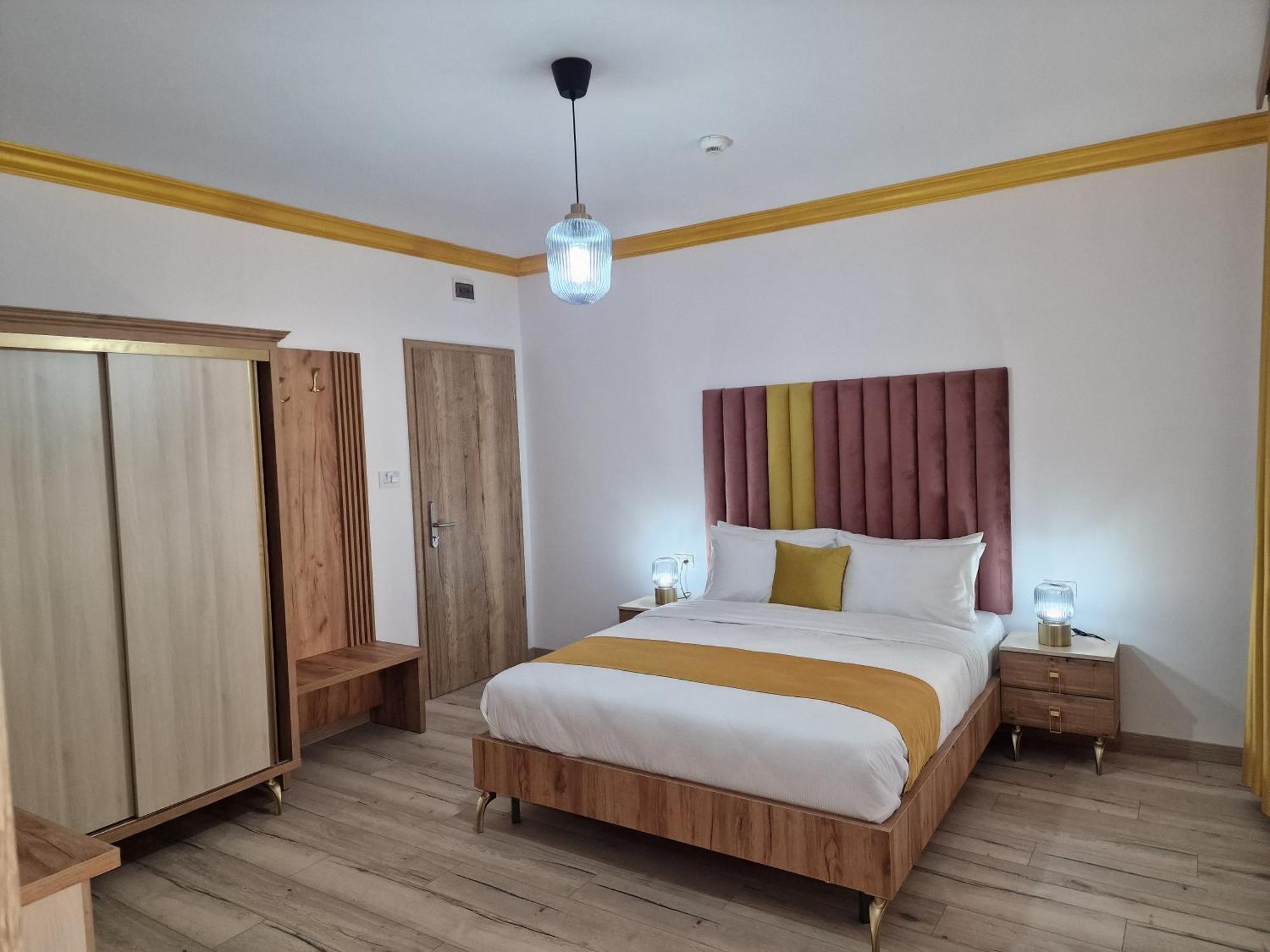 Colt De Rai Hotel เรชิตา ภายนอก รูปภาพ