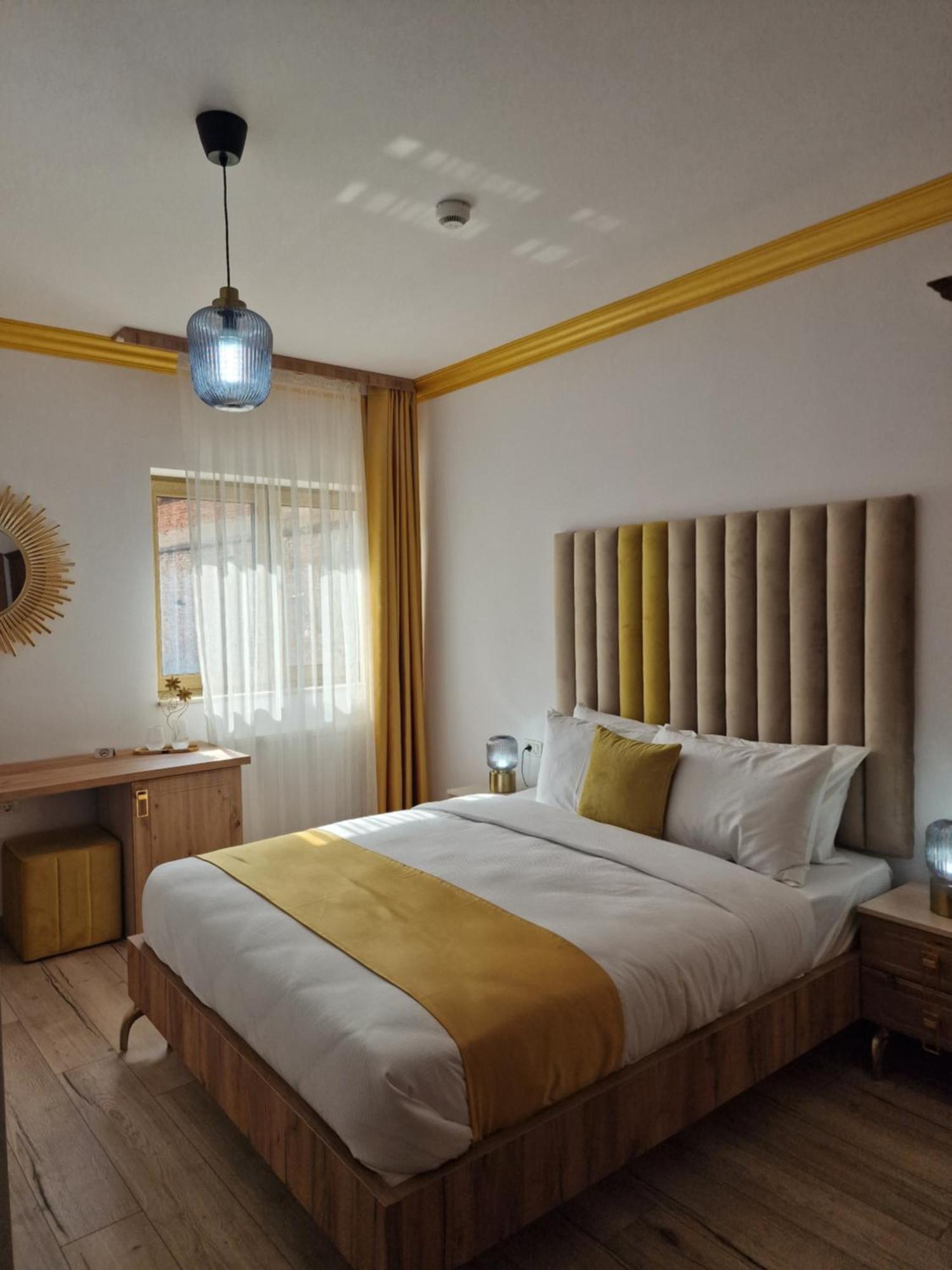 Colt De Rai Hotel เรชิตา ภายนอก รูปภาพ